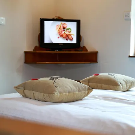 - Restaurant Le Cerf & 4*