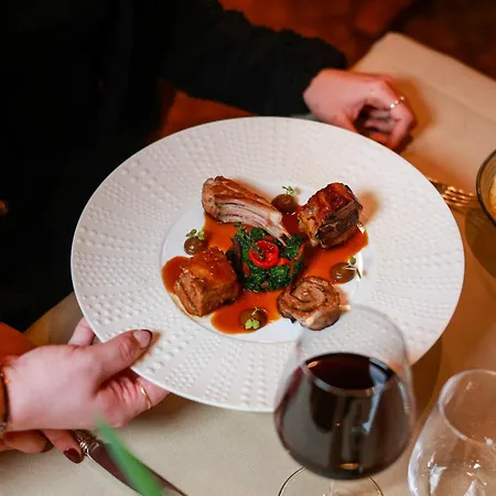 - Restaurant Le Cerf & Отель