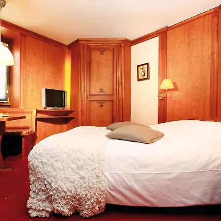 - Restaurant Le Cerf & 4*